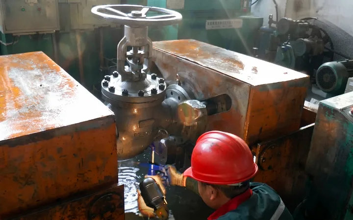 Hydrostatic pressure test of a globe valve on the test bench