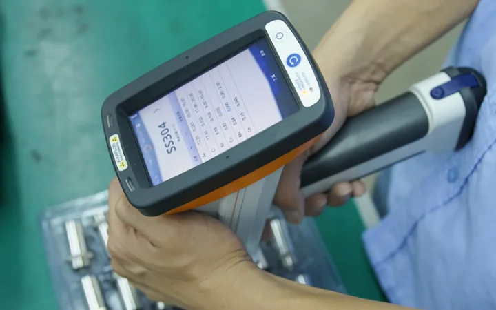 Handheld analyser verifying the alloy of incoming valve material